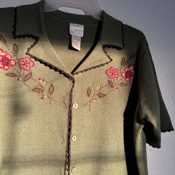 Vintage embroidered knit button up tee shirt - Picture 6 of 9
